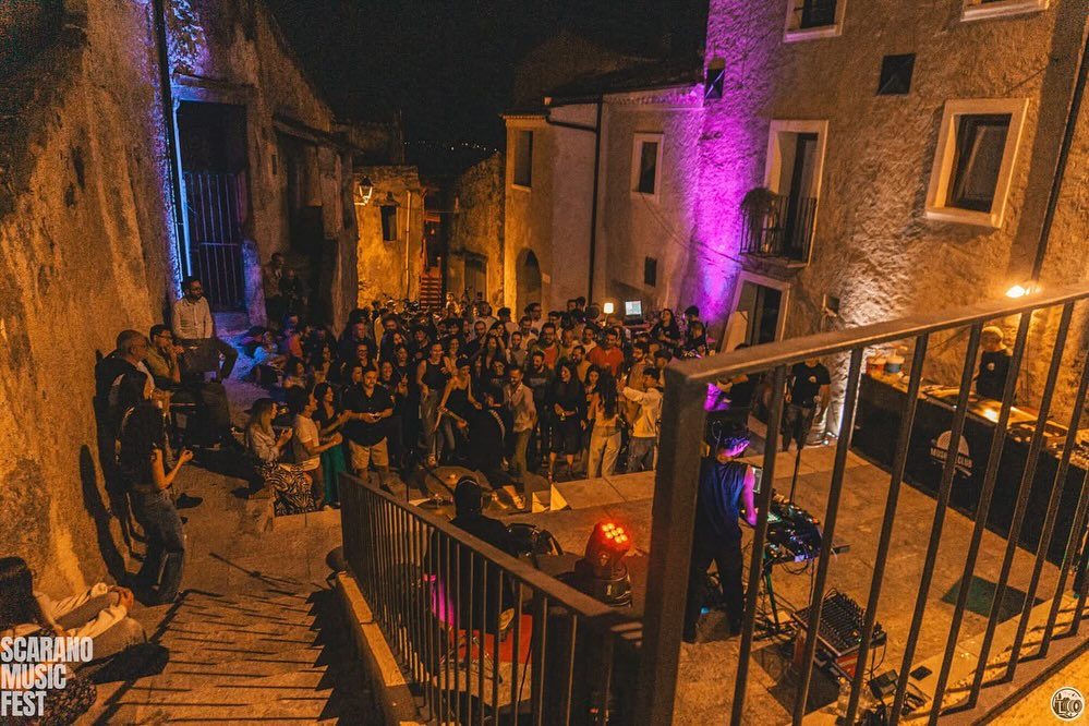 Pubblico tra i vicoli del centro storico di Saracena durante lo Scarano Music Fest