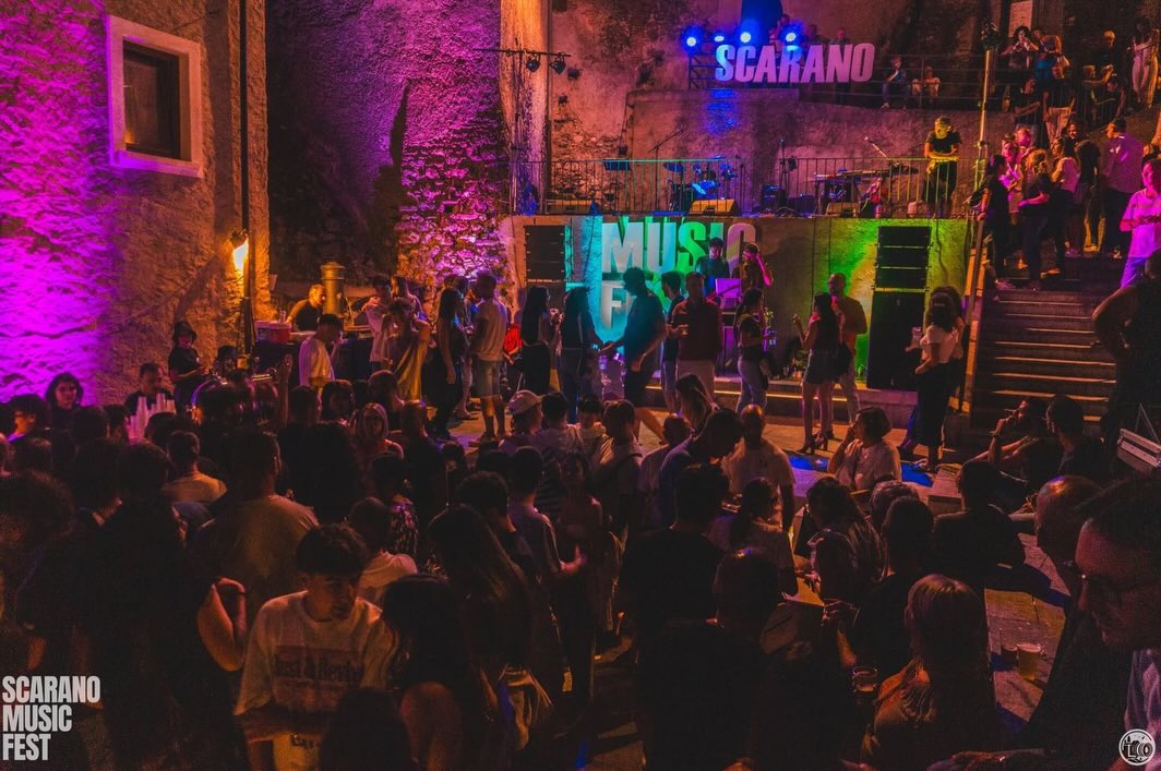 Folla davanti al palco principale dello Scarano Music Fest 2026
